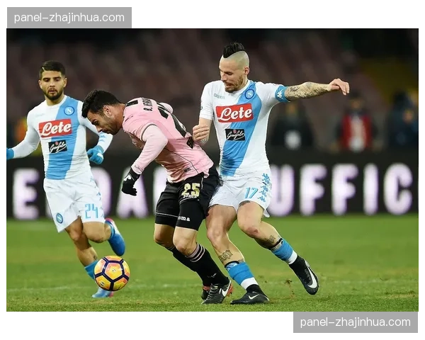 特写：绝杀阿斯顿维拉后，西汉姆联老将克雷斯维尔绕场致谢球迷